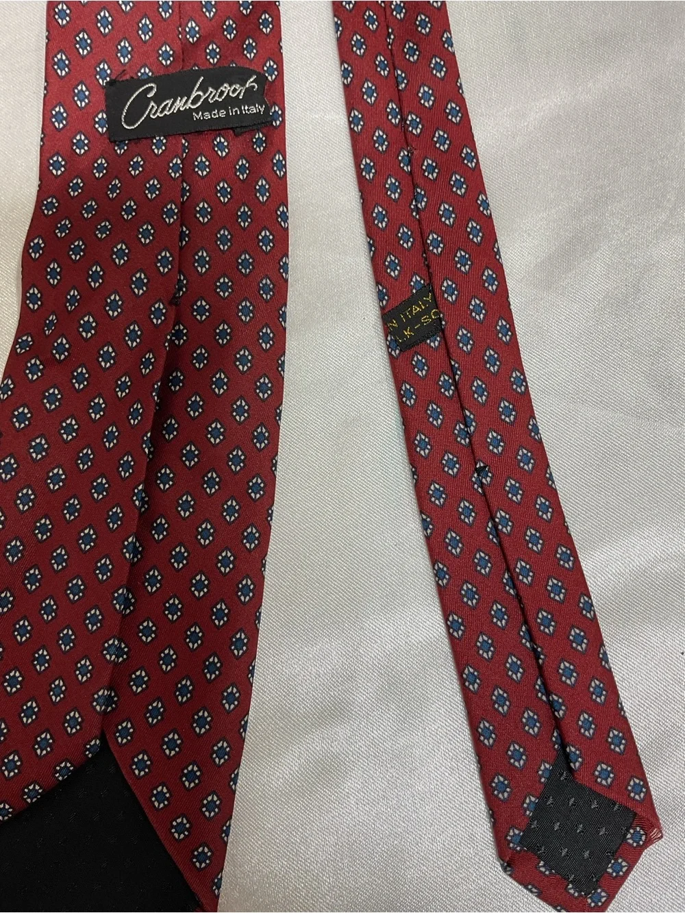Men's Red Patterned Silk Tie - Classic Formal Accessory